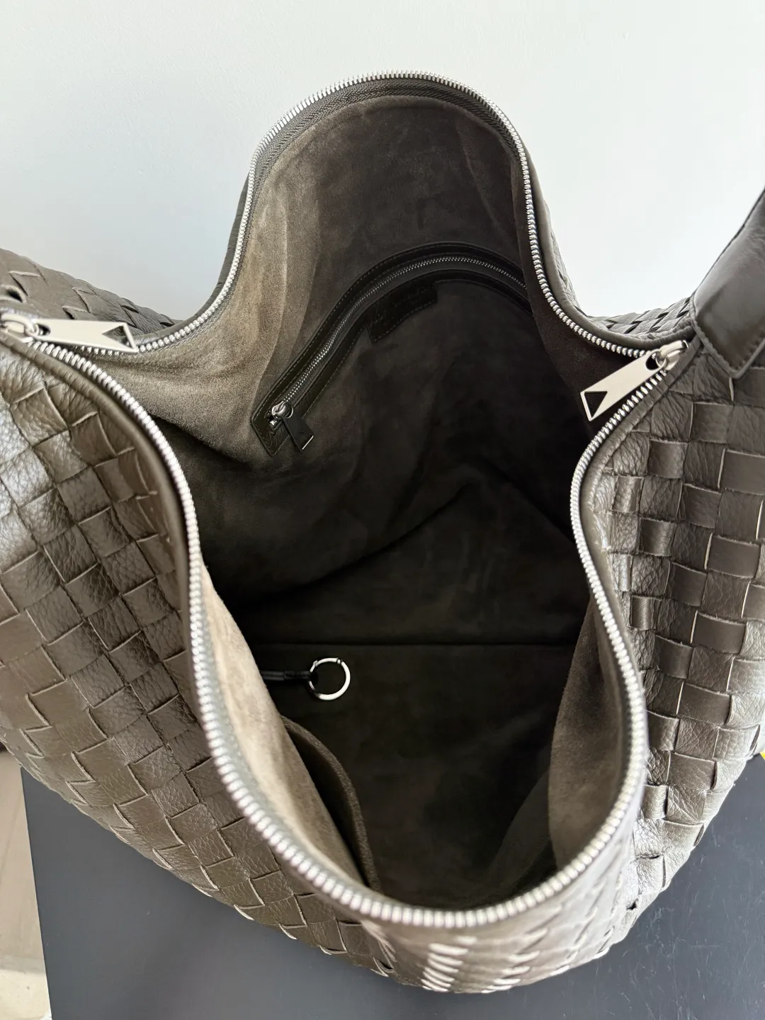Batch 3280 BOTTEGA VENETA's new Traveler deerskin series is here! The travel season is coming soon, and I believe you must need a large-capacity and simple bag. This new Traveler is very in line with the current travel craze. The whole bag is designed with deerskin and is made of the highest quality leather. It feels tougher to the touch. The super large capacity is suitable for short trips. Traveling with friends and family does not require carrying heavy luggage. It is also very convenient for friends who often travel for work. You can carry two changes of clothes and a computer with you. It also comes with an adjustable shoulder strap to free your hands. Style number: 806976 Size: 58*46*10cm